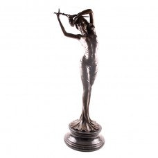 Скульптура «Девушка с веткой винограда»